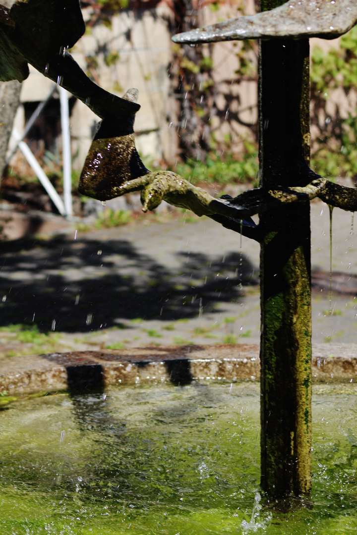 Wasserspiele oder moderne Brunnen in der Stadt