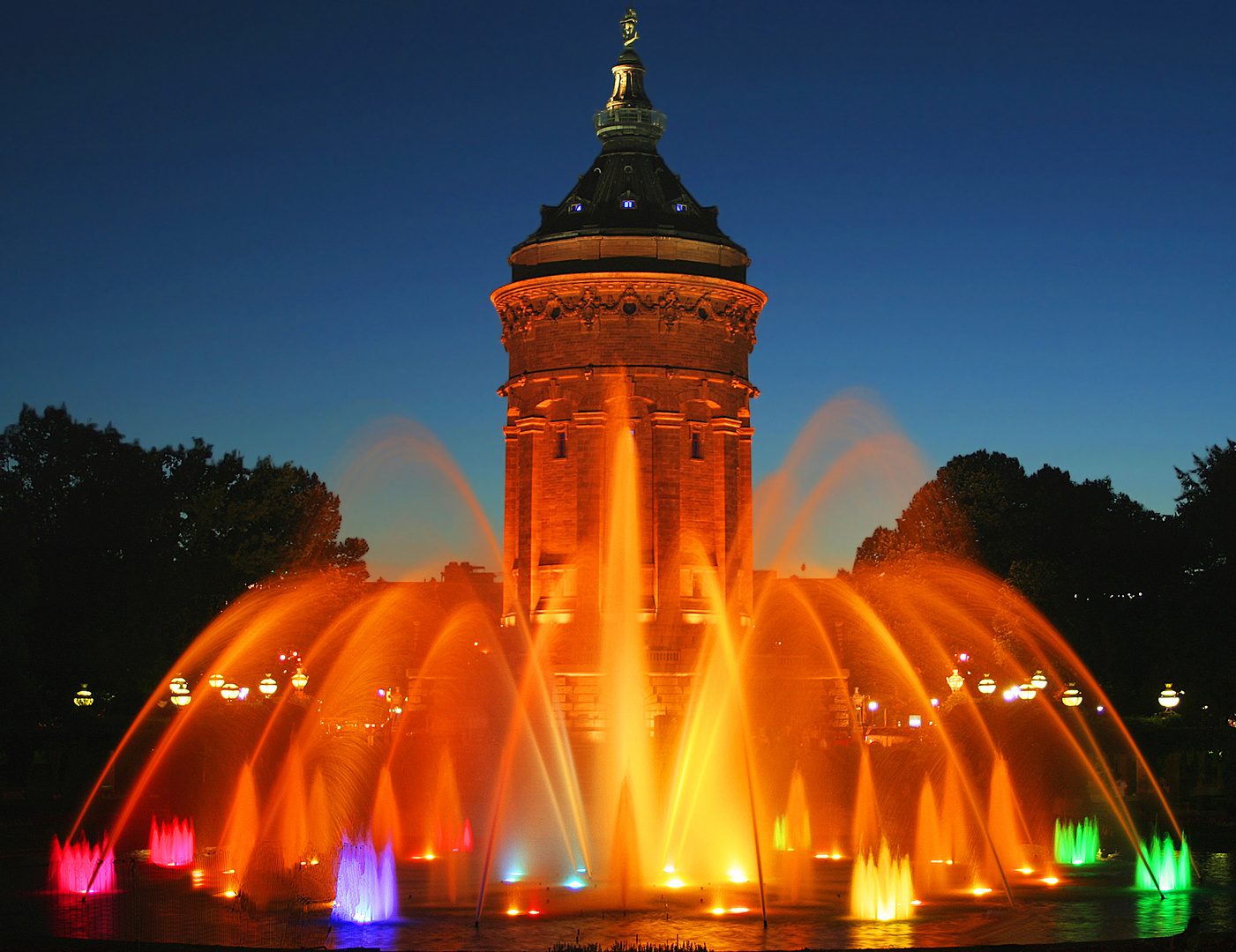 Wasserspiele vor dem Wasserturm in Mannheim