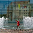 WASSERSPIELE VOR SPIEGELFASSADE