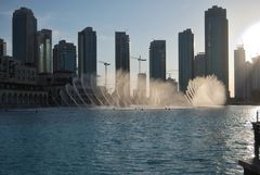 Wasserspiele vor Wolkenkratzer