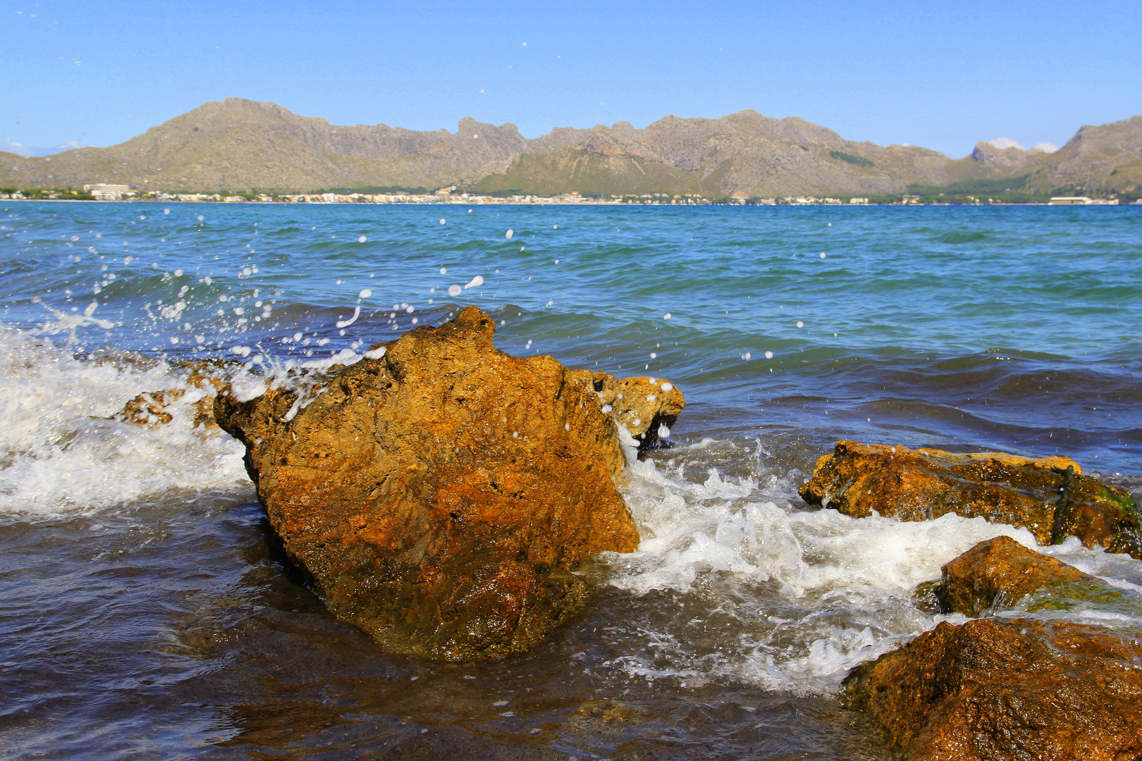 Wasserspielerei an der Bucht von Pollensa auf Mallorca