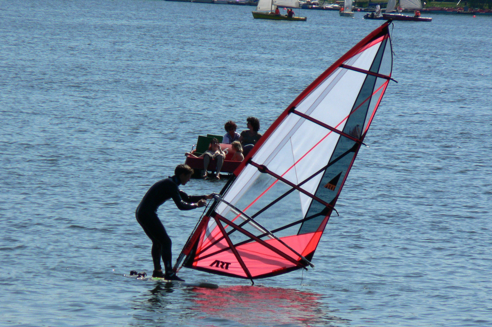 Wassersport mit Windsurfer