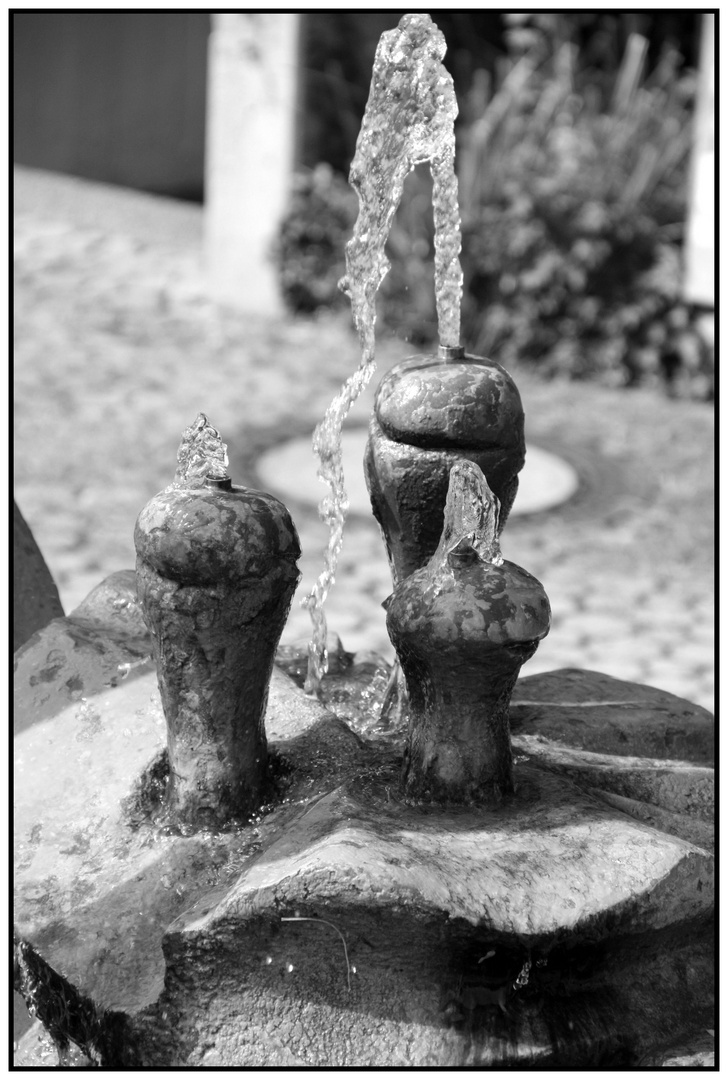 Wassersprudelnde Skulptur