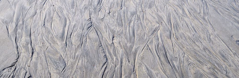 Wasserspuren am Strand ...