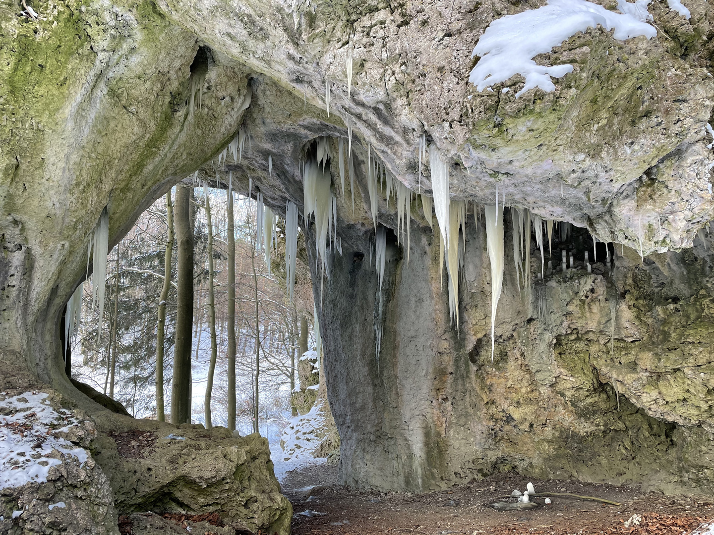 Wassersteintor mit Eisfahnen