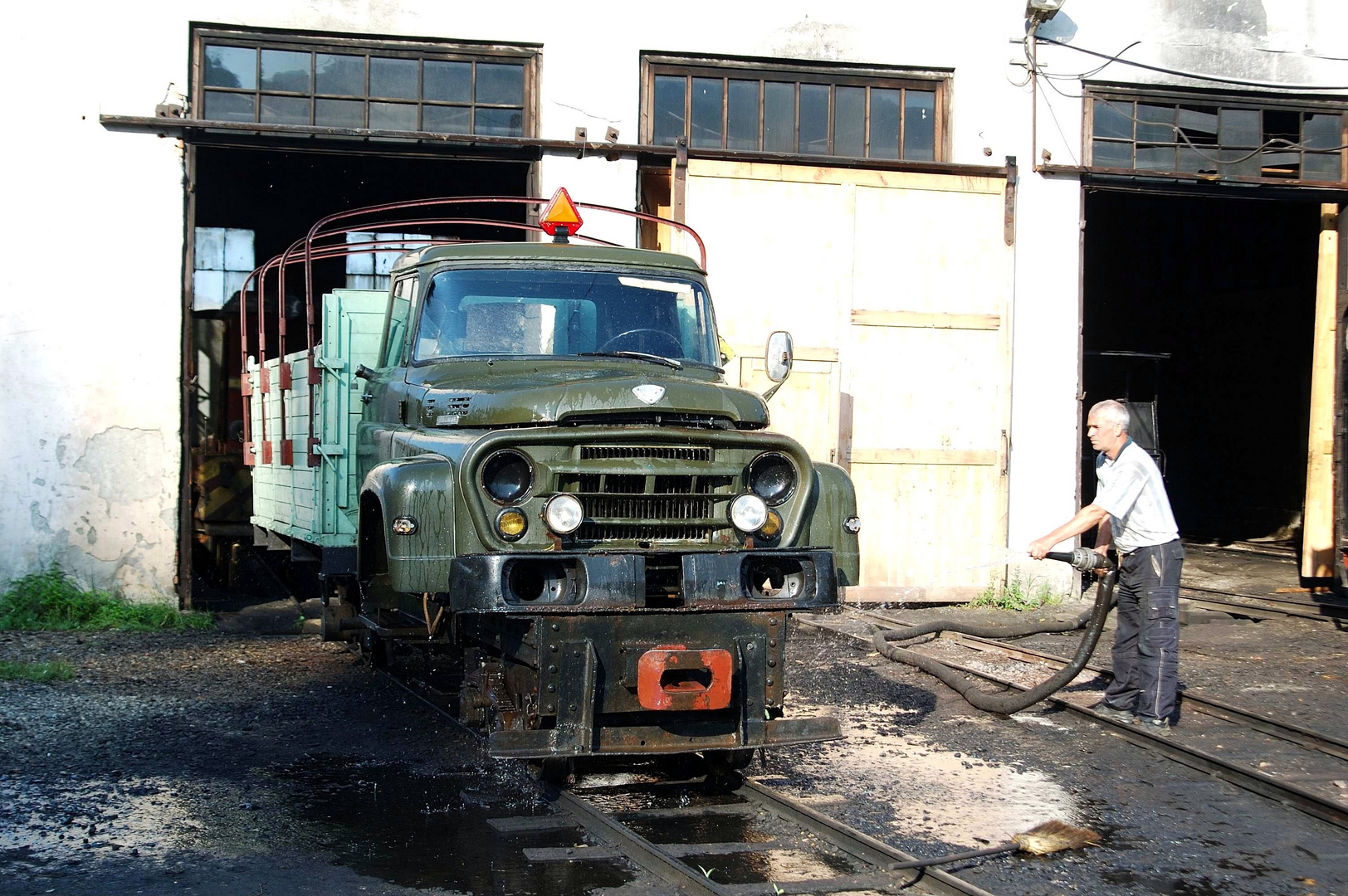 Wassertal: Umgebauter Schienen-LKW