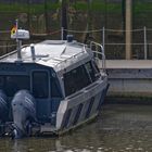 Wassertaxi Spiekeroog Express liegt im Neuharlinger Hafen im Schlick bei Niedrigwasser auf Grund