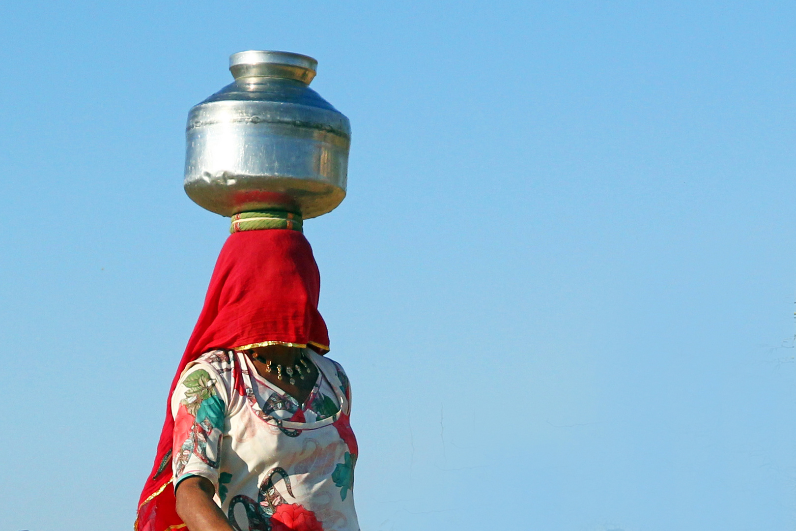 Wasserträgerin, Gujarat, Indien