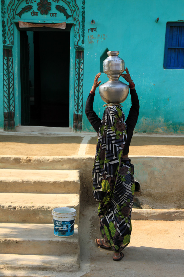 Wasserträgerin in Indien