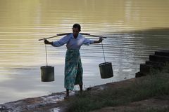 Wasserträgerin in Myanmar