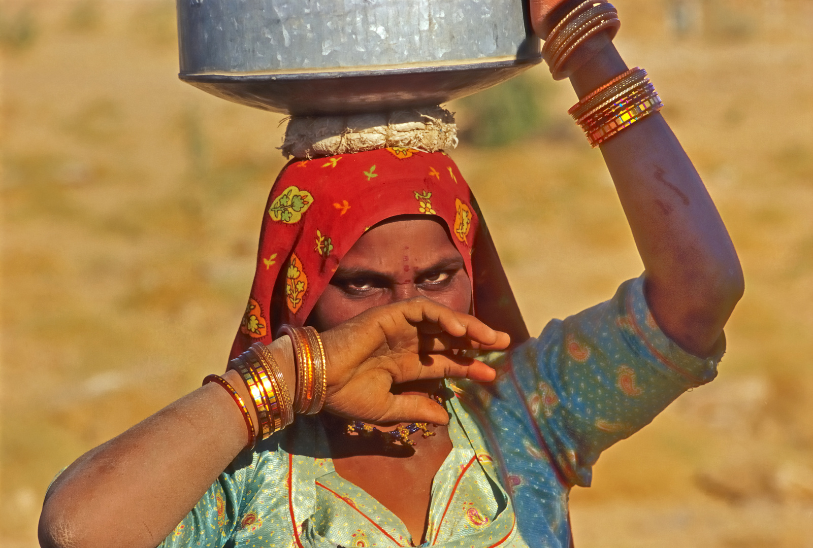 Wasserträgerin in Rajasthan - Indien