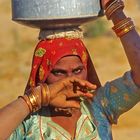 Wasserträgerin in Rajasthan - Indien