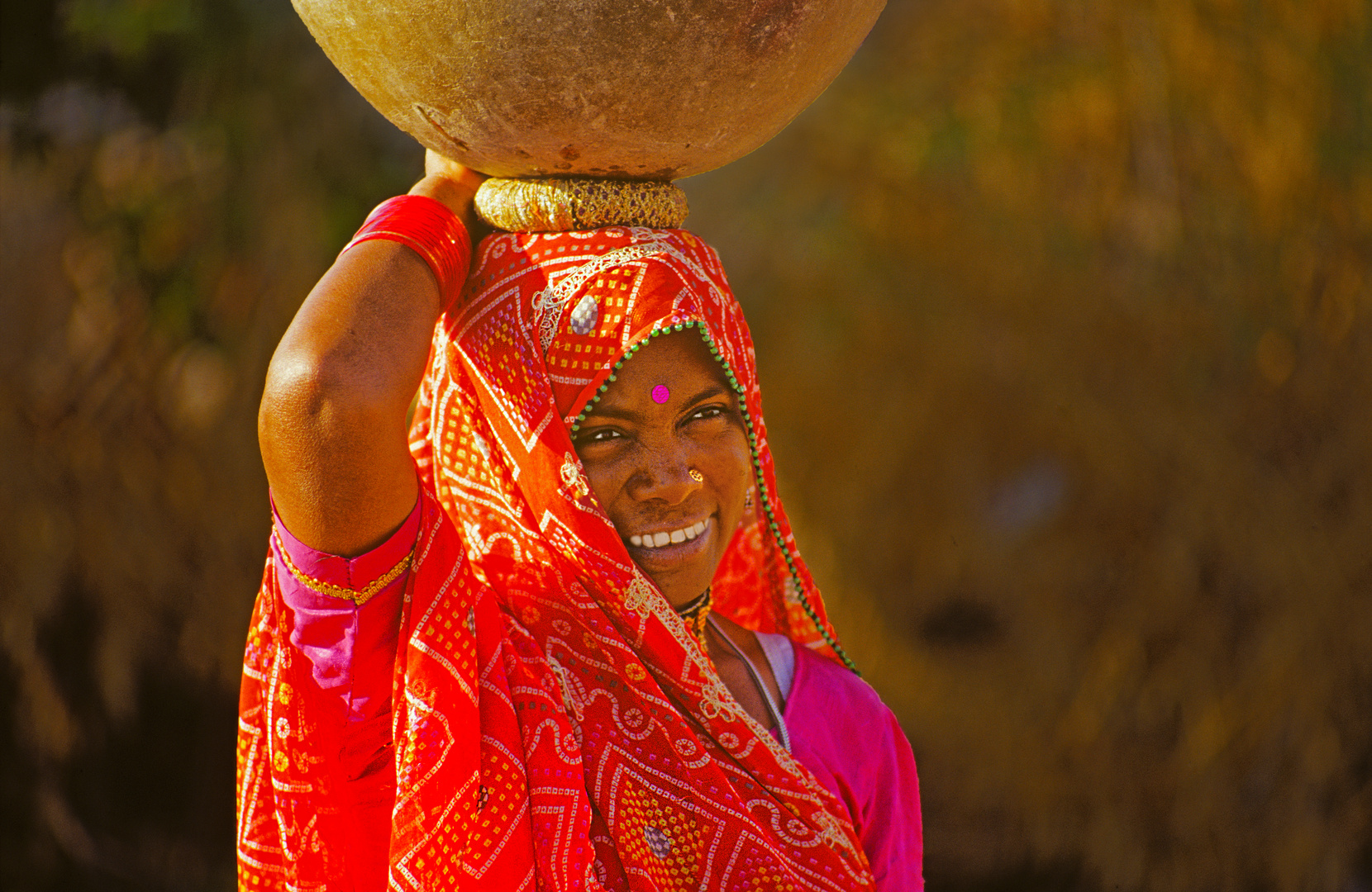 Wasserträgerin unterwegs zum Brunnen - Indien 