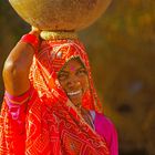 Wasserträgerin unterwegs zum Brunnen - Indien 