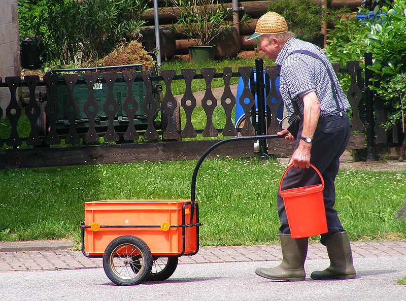 Wassertransport vom Dorfbrunnen.