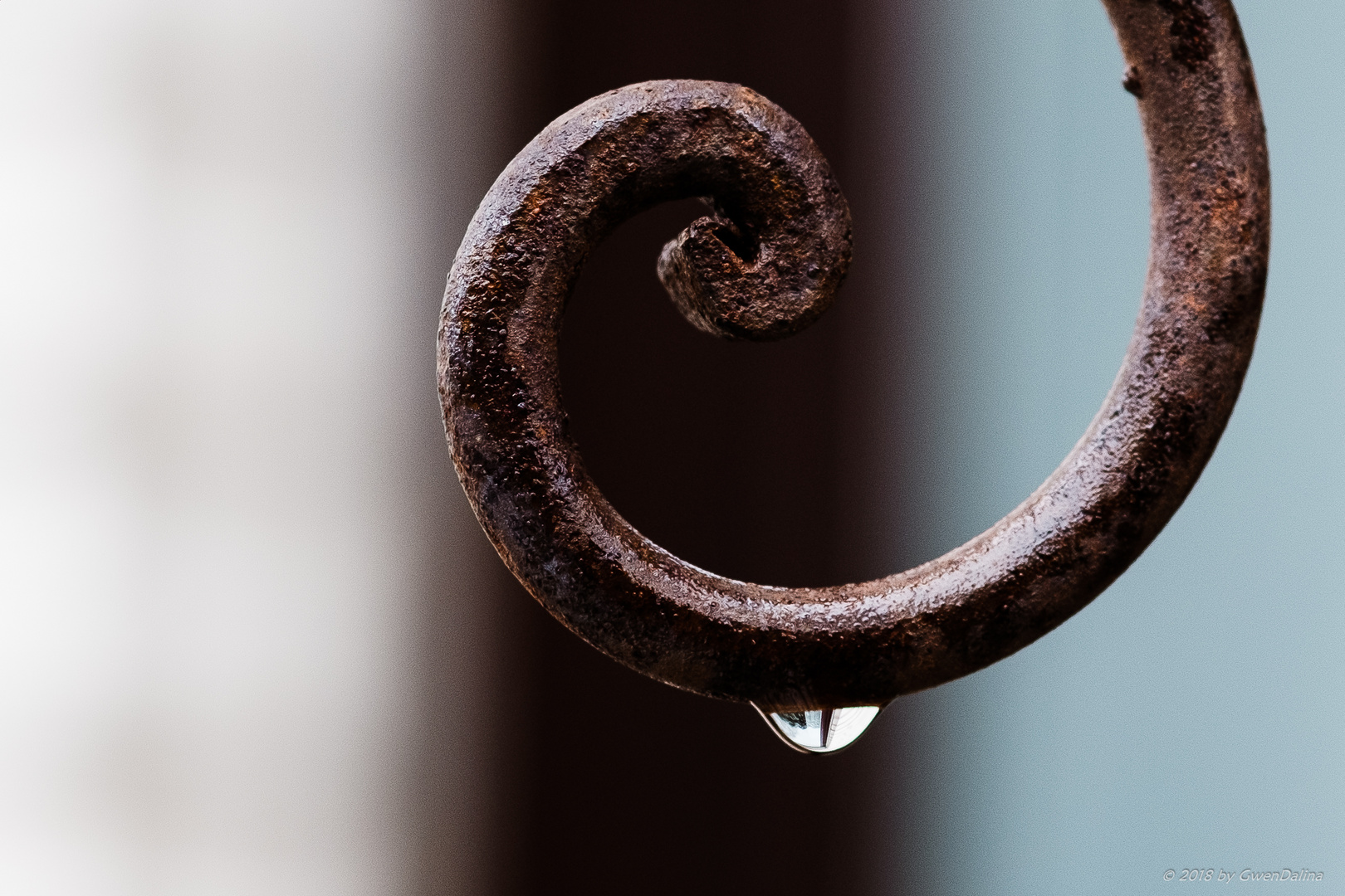 Wassertropfen am rostigen Metallbogen