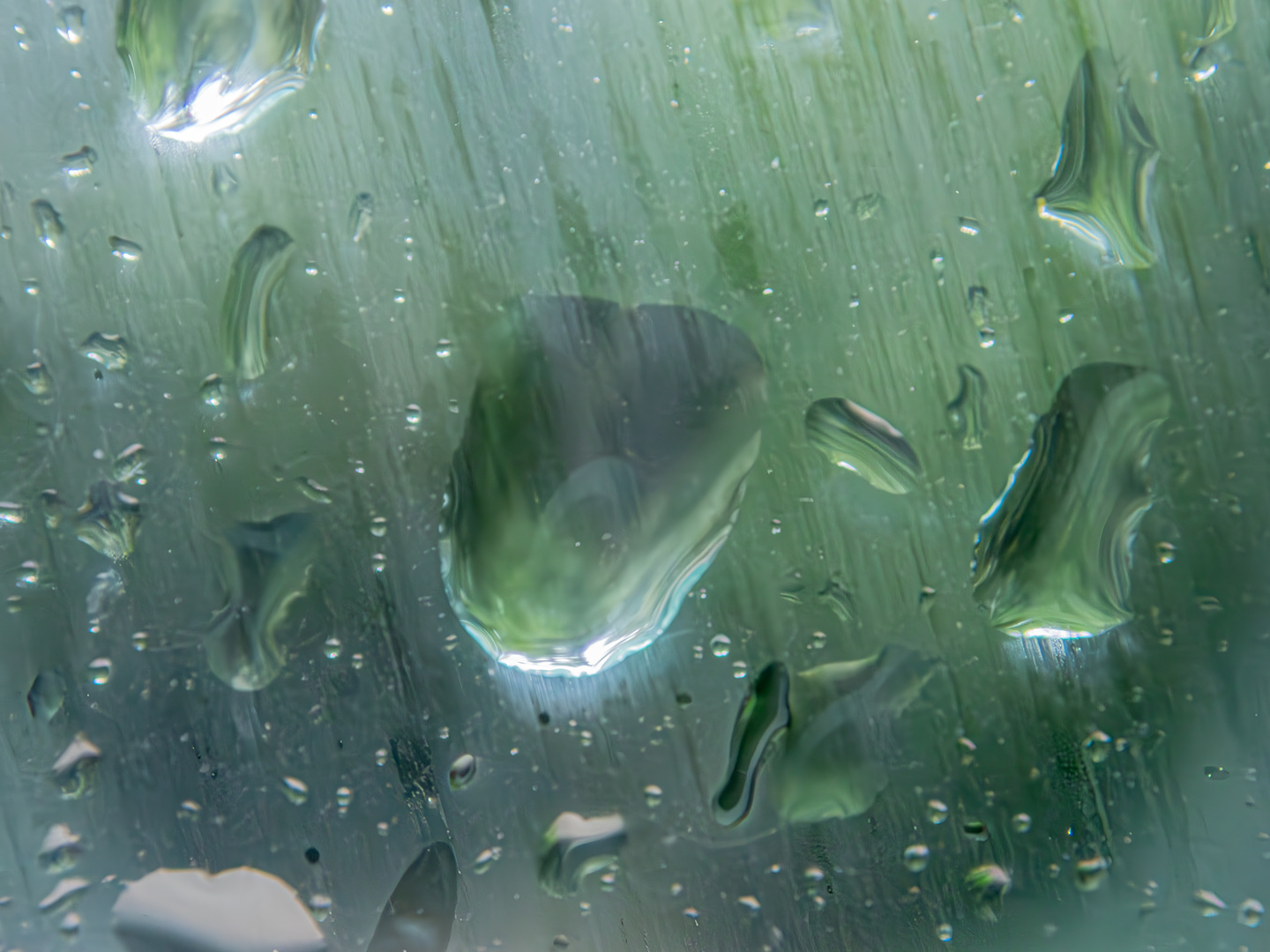 Wassertropfen an der Autoscheibe