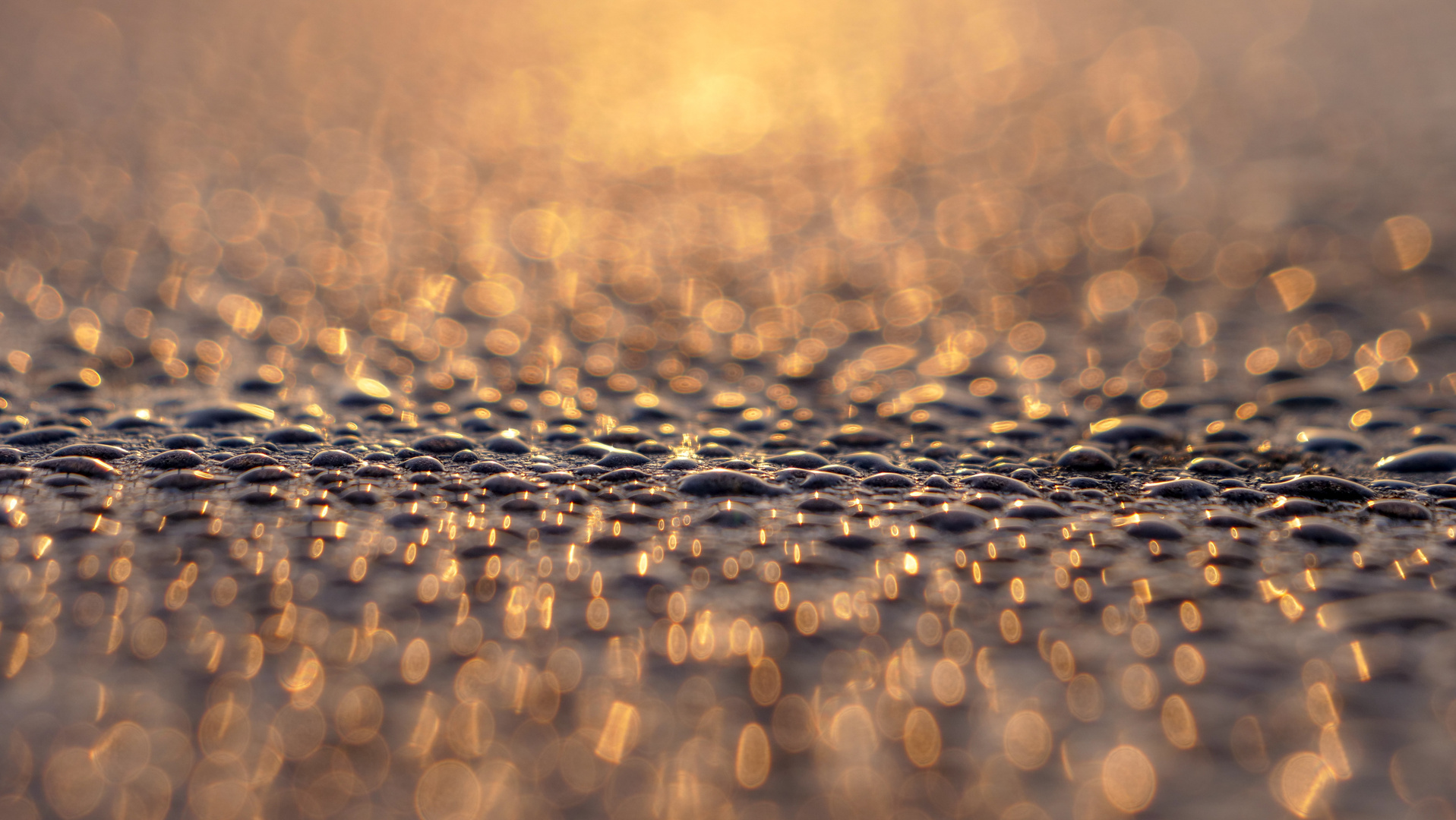 Wassertropfen Auf Metallplatte Foto Bild Sonne Reflektion Metall Bilder Auf Fotocommunity
