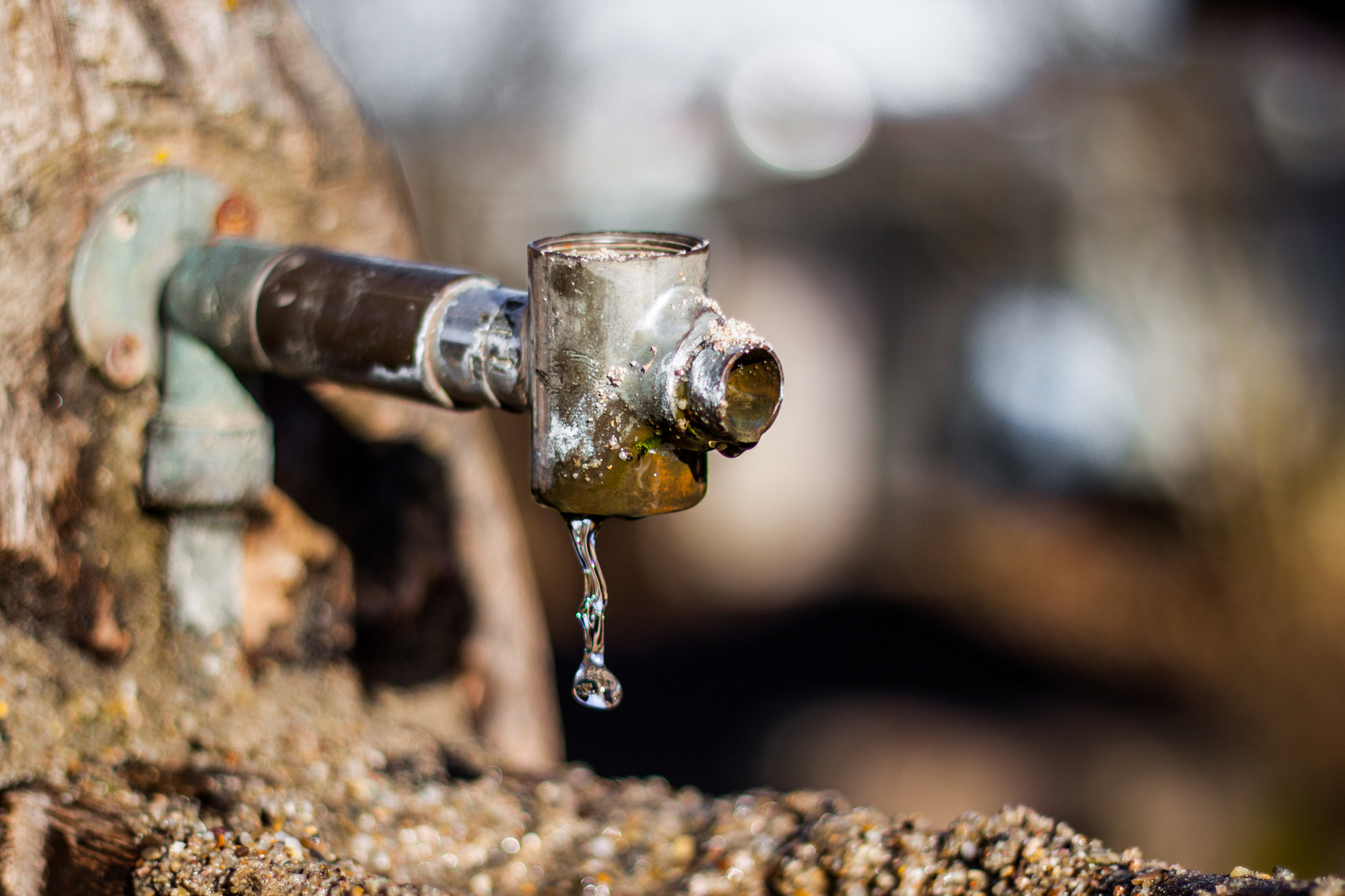 Wassertropfen aus altem Wasserhahn