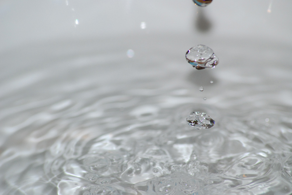 Wassertropfen beim Fall in ein Gefäß