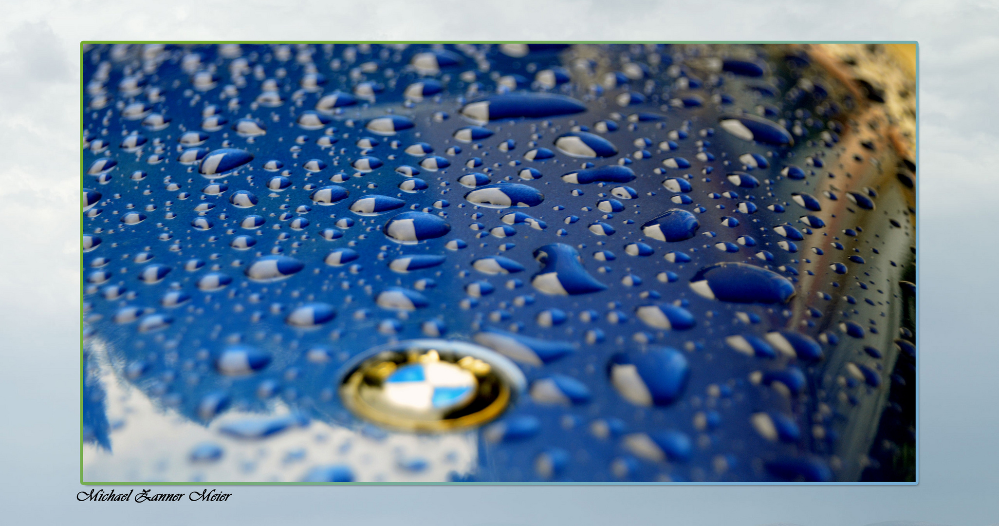 Wassertropfen die auf das Motorrad klopfen