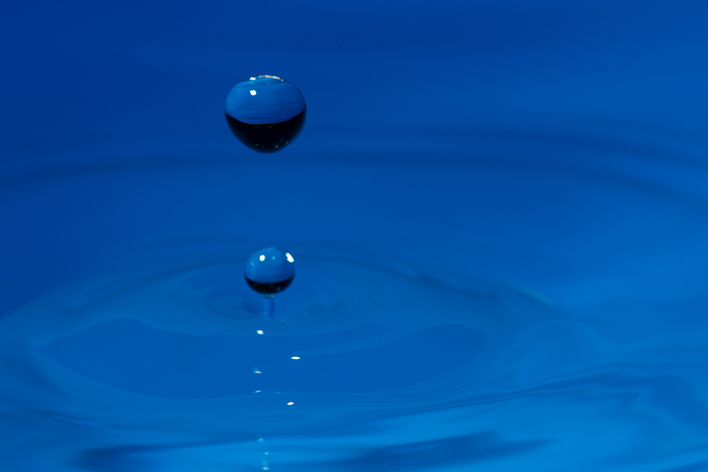Wassertropfen ganz in Blau Foto & Bild | wasser, blau, wassertropfen