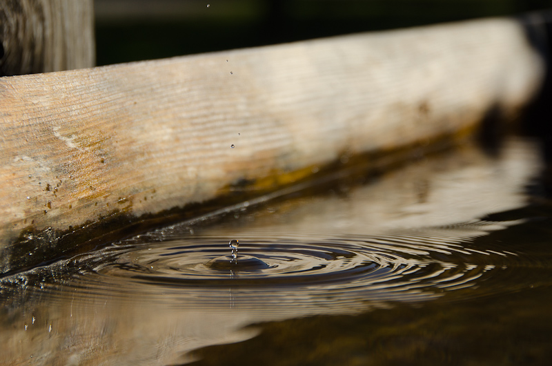 Wassertropfen im Brunnen