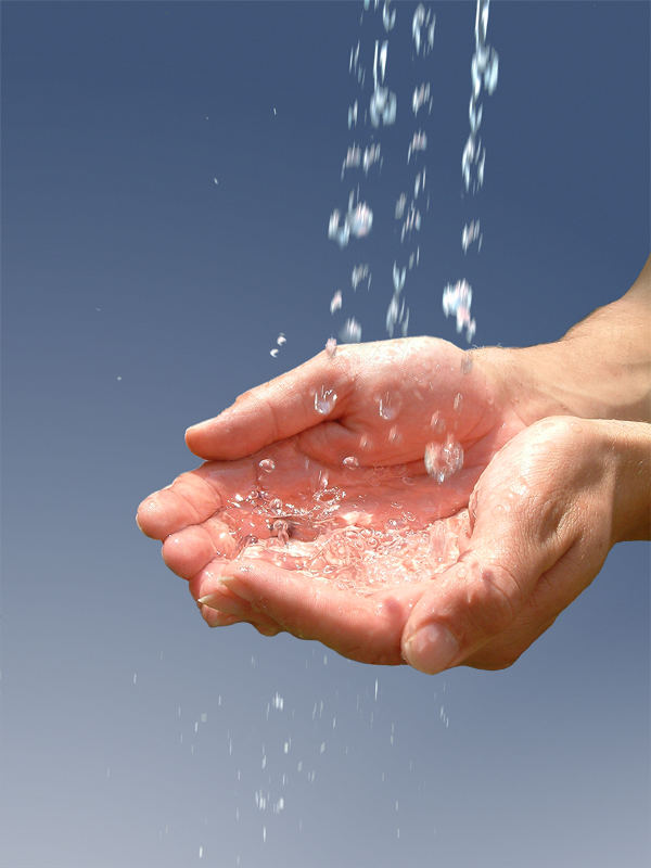 Wassertropfen mit Hand