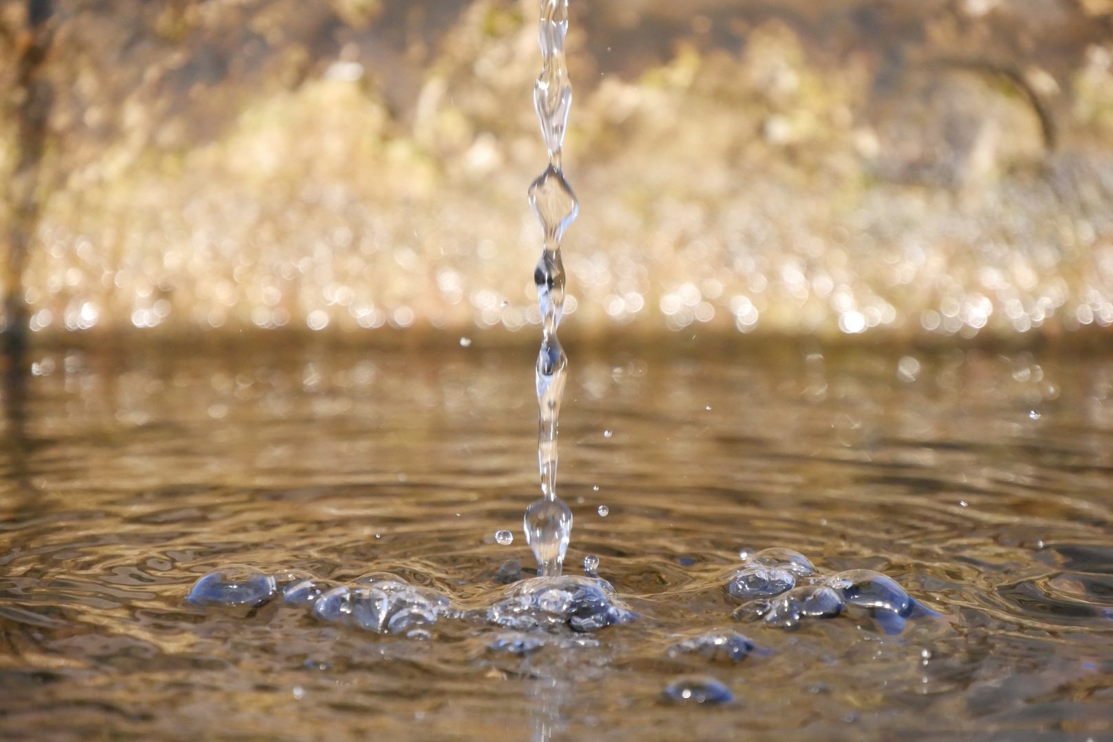 Wassertropfen stürzt sich mutig - ins Wasser