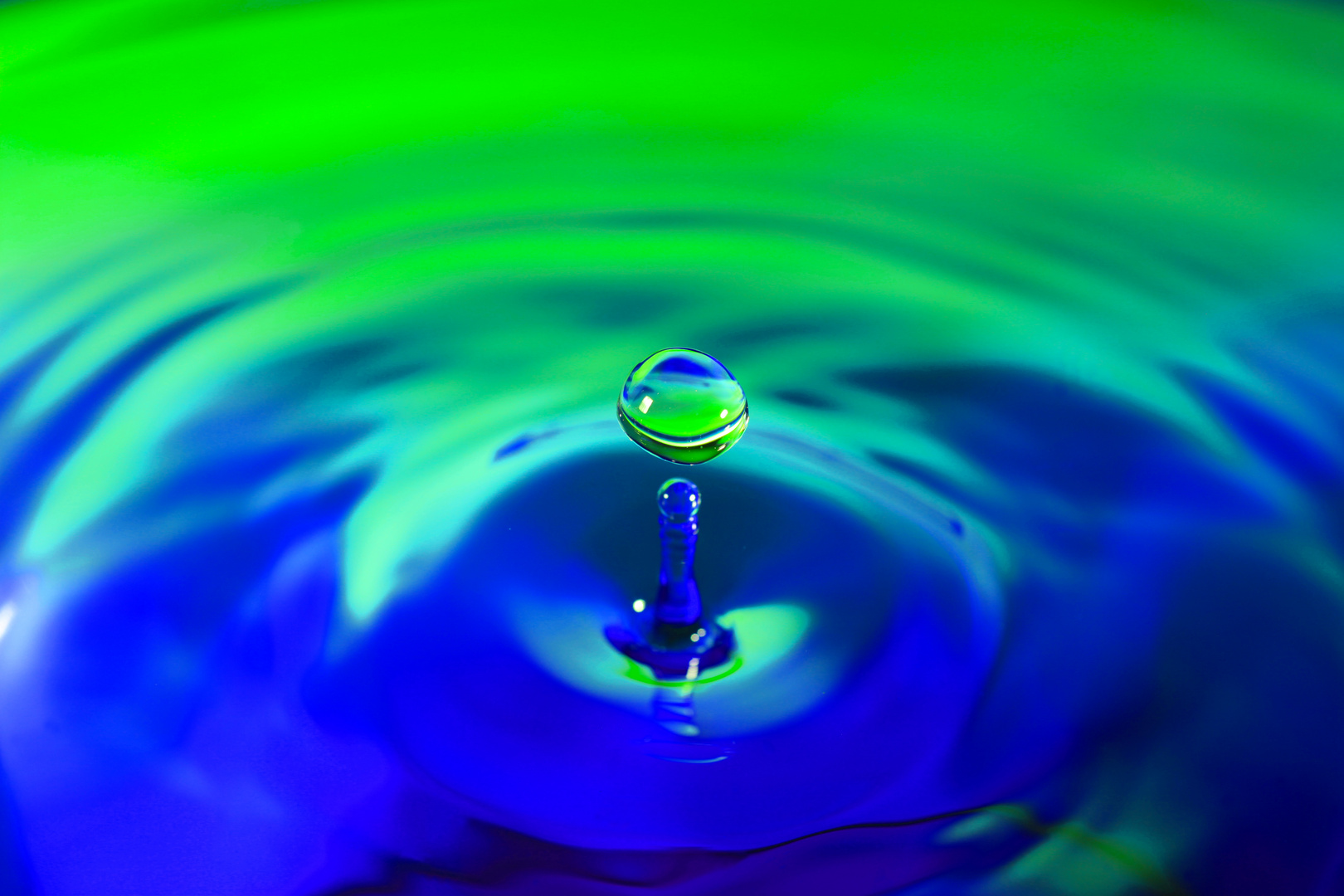 Wassertropfen Waterdrops Grun Blau Foto Bild Experimente Wasser Tropfen Bilder Auf Fotocommunity