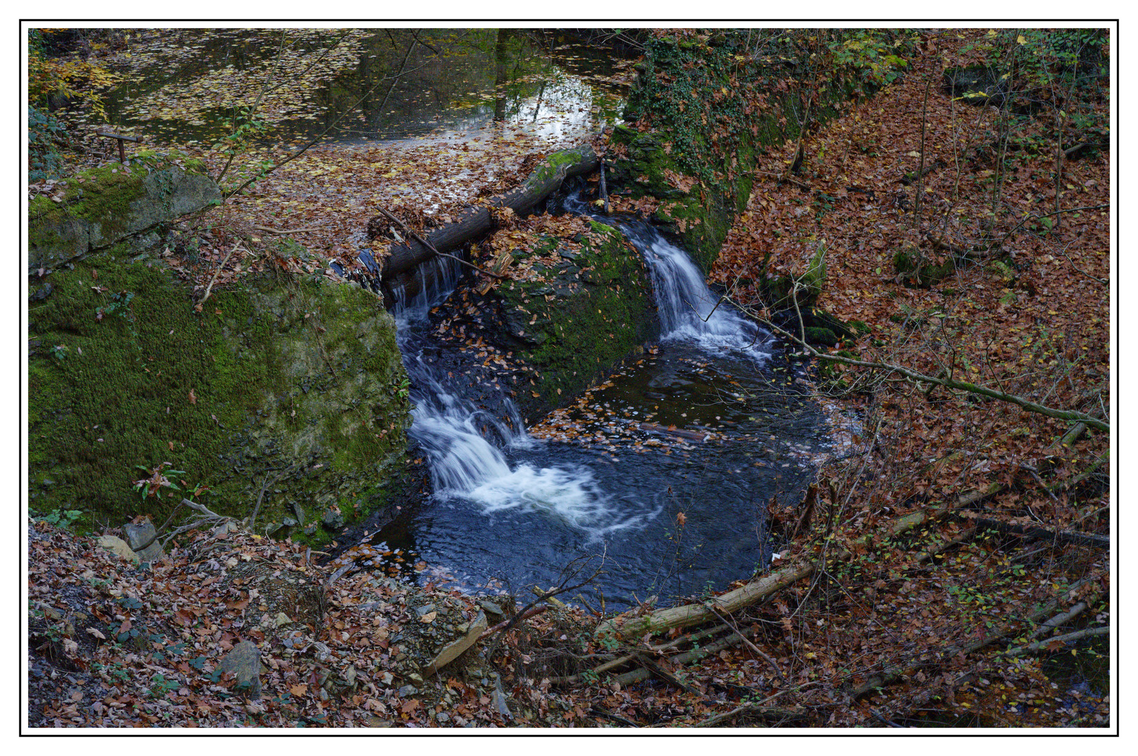 Wassertümpel mit kleinem Wasserfall