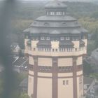 Wasserturm aus dem 11. Stock eines Hauses gesehen.