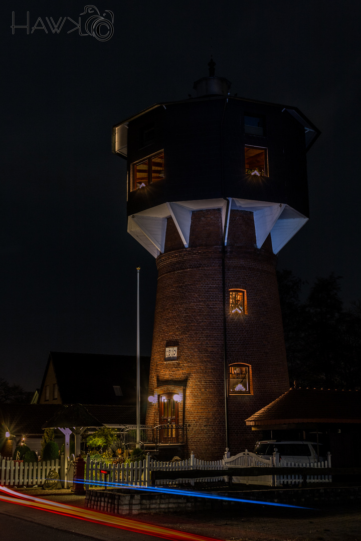 Wasserturm Fliegenberg bei Nacht