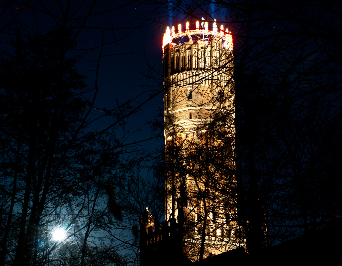 Wasserturm im Mondlicht