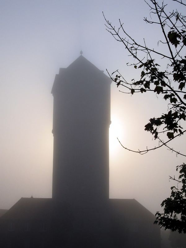 wasserturm im morgennebel