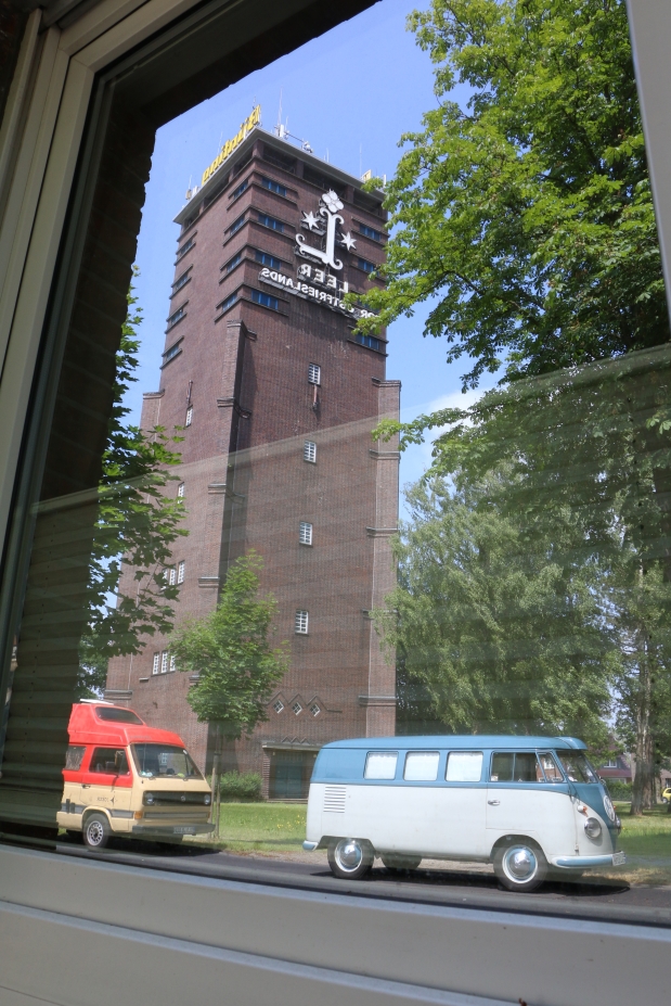 Wasserturm Leer im Spiegel