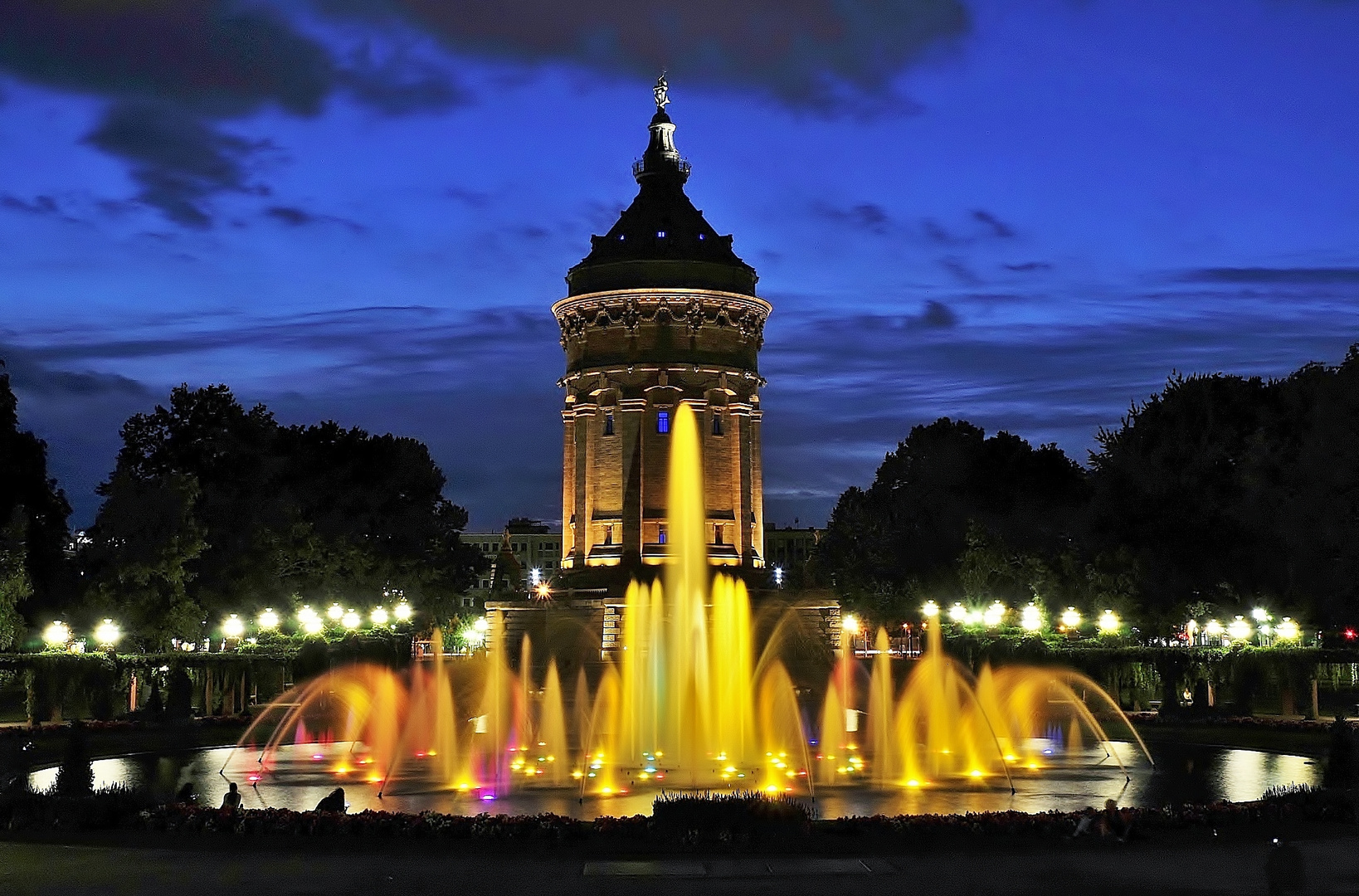 Wasserturm Mannheim im Sommer