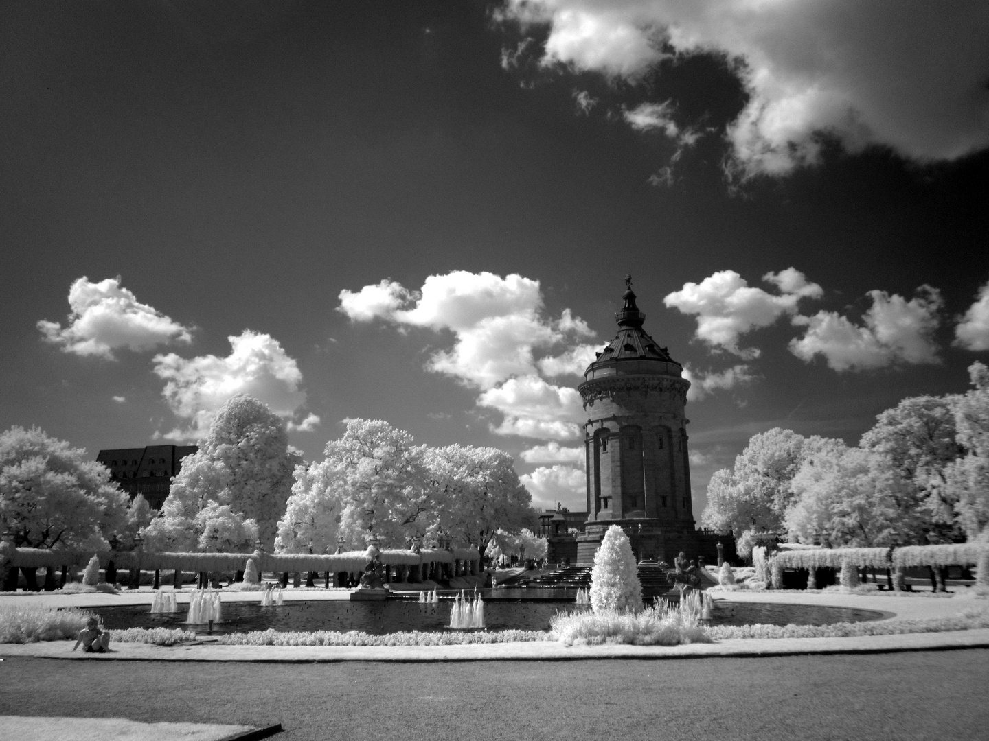 Wasserturm Mannheim infrarot schwarzweiß