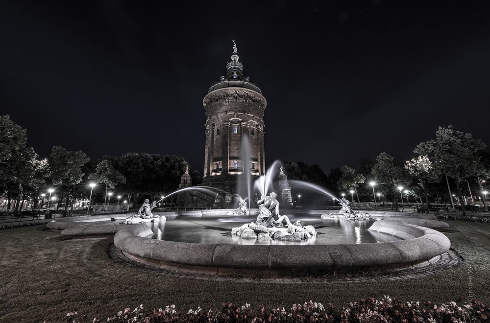 Wasserturm mit Brunnen