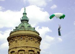 wasserturm mit fallschirmspringer