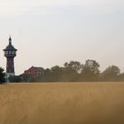 Wasserturm mit Feld