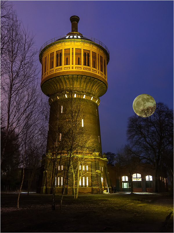 wASSERTURM MIT mOND