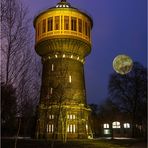 wASSERTURM MIT mOND