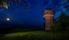 Wasserturm mit Mond...