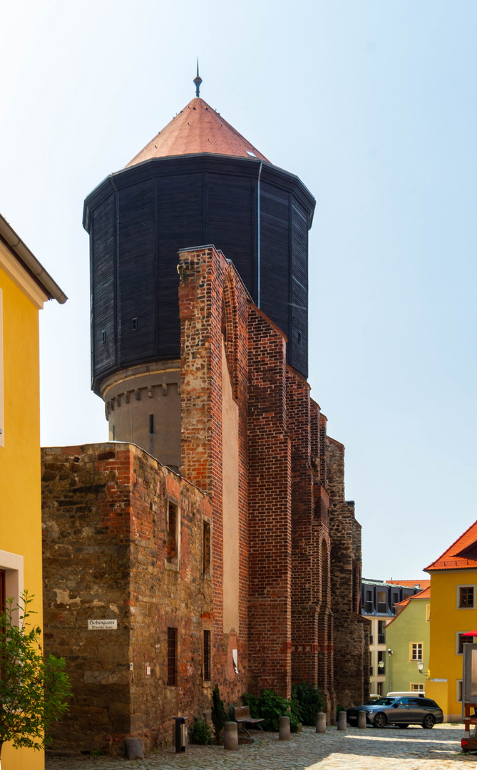 Wasserturm mit Ruine