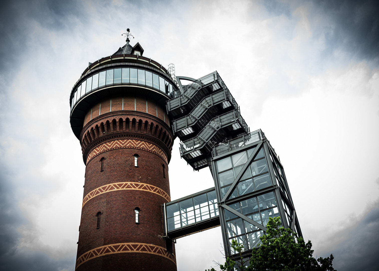 Wasserturm mit verglaster Stahltreppe