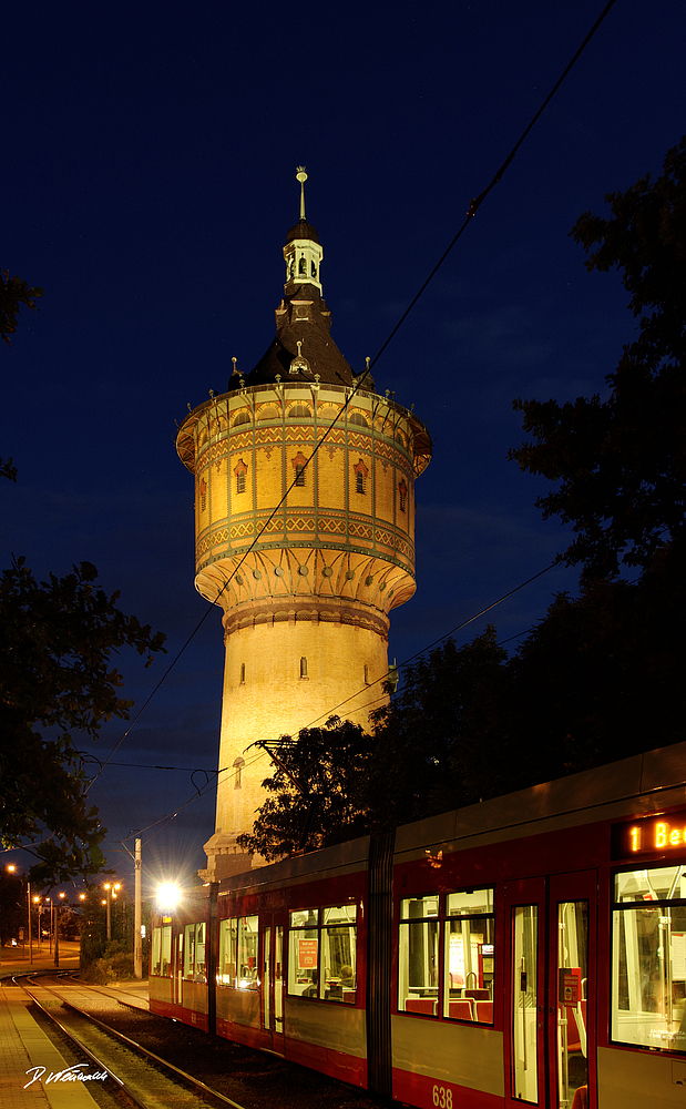 Wasserturm Nord mit Straßenbahn in Halle