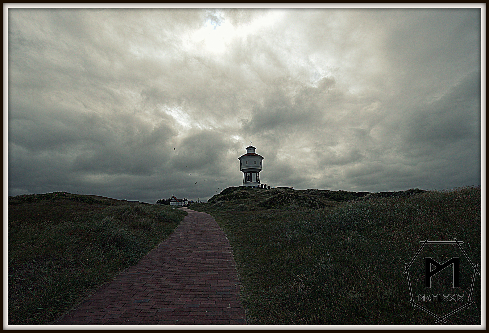 Wasserturm & Sturmwolken