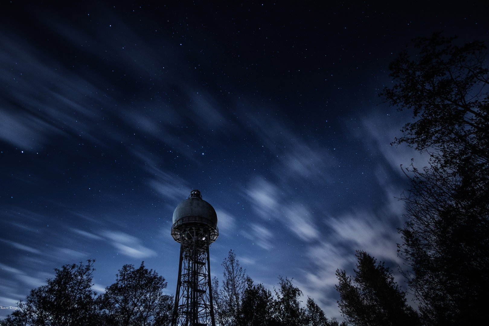 Wasserturm Übach bei Nacht