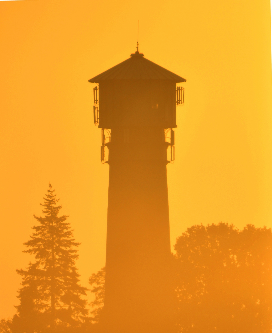 Wasserturm vor dem Sonnenaufgang